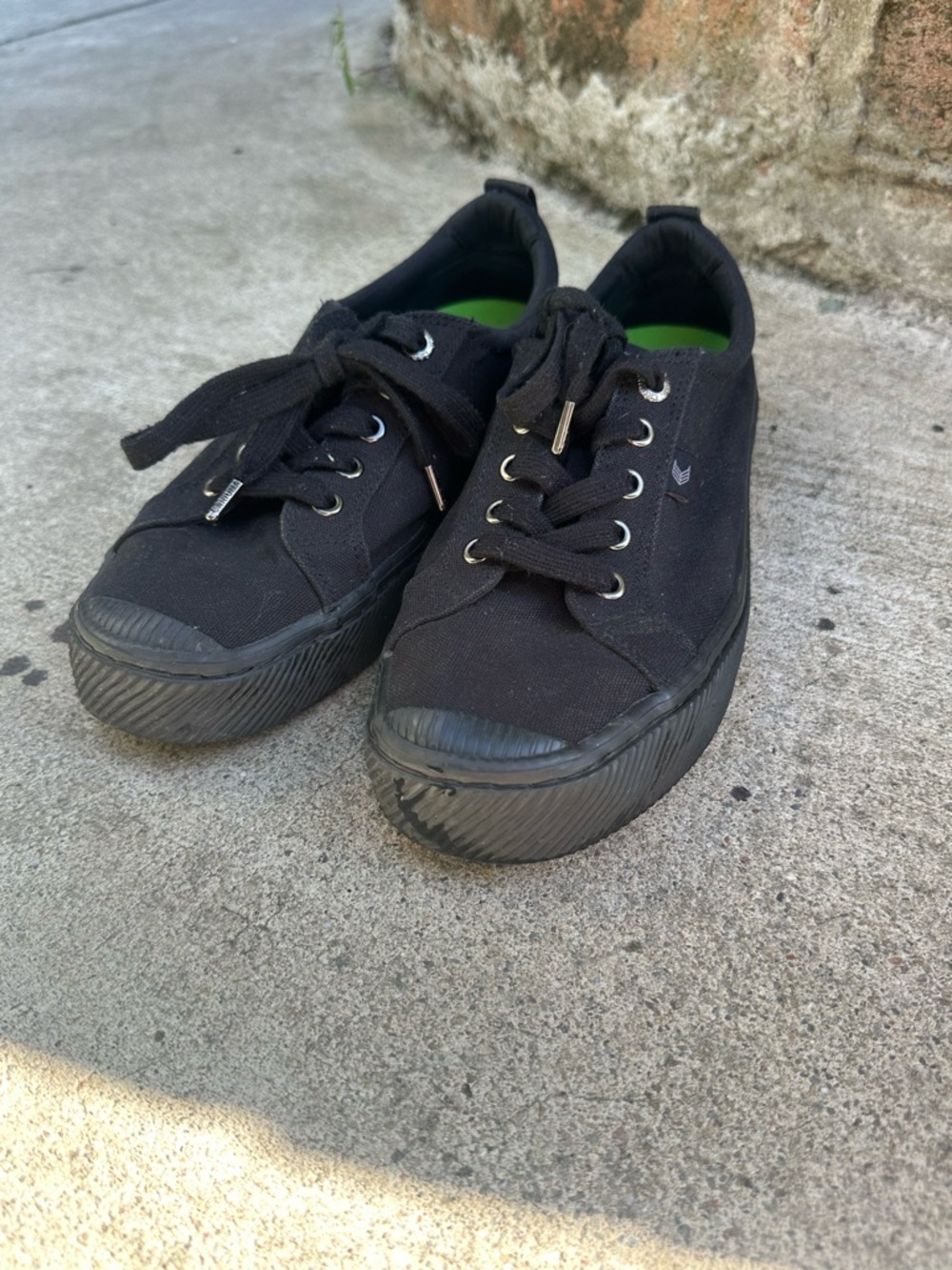 Cariuma Black Canvas Sneakers with Green Insole